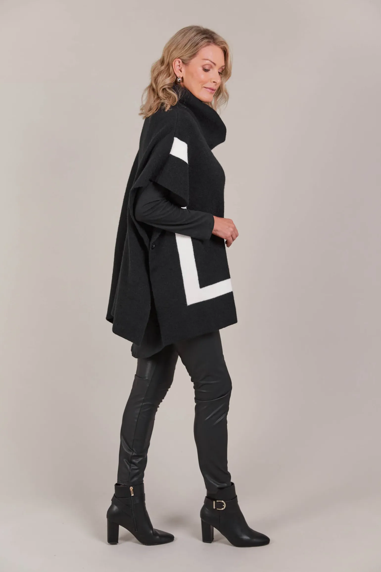 Avino Poncho - Black