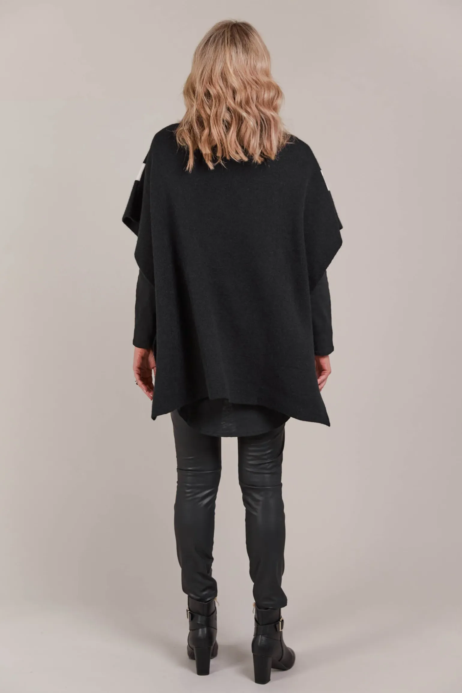 Avino Poncho - Black