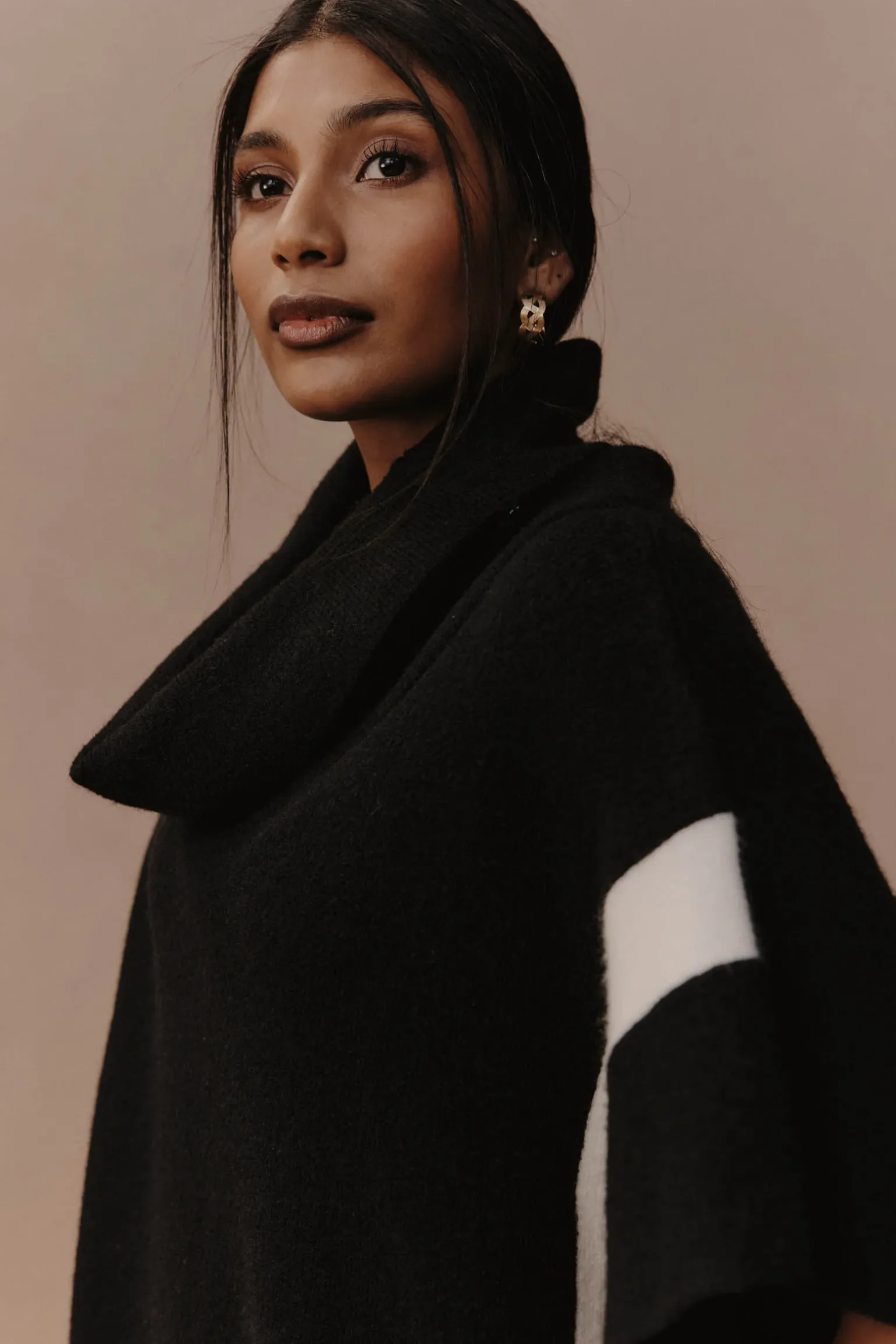 Avino Poncho - Black